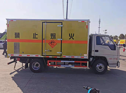 精河爆破器材运输车工人安全操作规范与智能技术保障